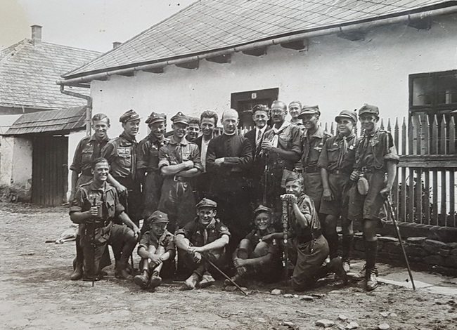 03. Powrót pieszy z IV  Międzynarodowego Jamboree Skautowego w Gödöllő na Węgrzech w 1933 r. Jerzy Pertkiewicz  drugi od prawej w dolnym rzędzie.