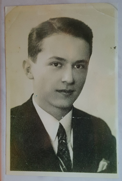 22. Jerzy Pertkiewicz, przedwojenne zdjęcie legitymacyjne.