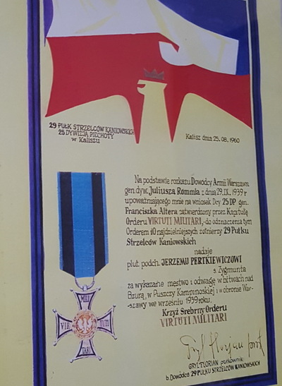 29. Dyplom nadania Jerzemu Pertkiewiczowi za męstwo we wrześniu 1939 r. Krzyża Srebrnego Orderu Wojennego Virtuti Militari.