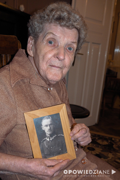 Żona Jacka Popiela - Barbara, córka płk. Heilmana-Rawicza, prezentuje pamiątkową fotografię swojego ojca