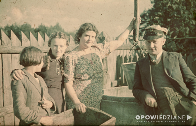 Tadeusz Stankiewicz, jego kuzynka i rodzice, leśniczówka Głodno, 1942 lub 1943 r., diapozytyw „Agfa”, zbiory rodzinne