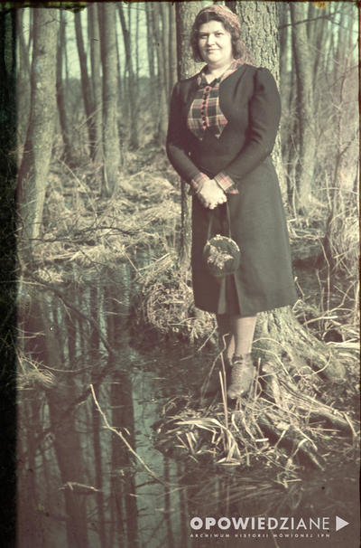 Matka Tadeusza Stankiewicza na leśnych bagnach w pobliżu wybudowanych ziemnych schronów dla ukrywanych Żydów, 1942 lub 1943 r., diapozytyw „Agfa”, zbiory rodzinne