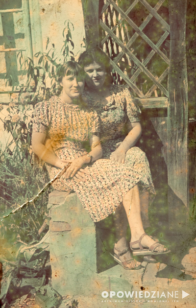 Siostra i matka Tadeusza Stankiewicza, leśniczówka Głodno, 1942 lub 1943 r., diapozytyw „Agfa”, zbiory rodzinne