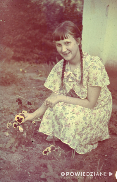 Siostra Tadeusza Stankiewicza, leśniczówka Głodno, 1942 lub 1943 r., diapozytyw „Agfa”, zbiory rodzinne