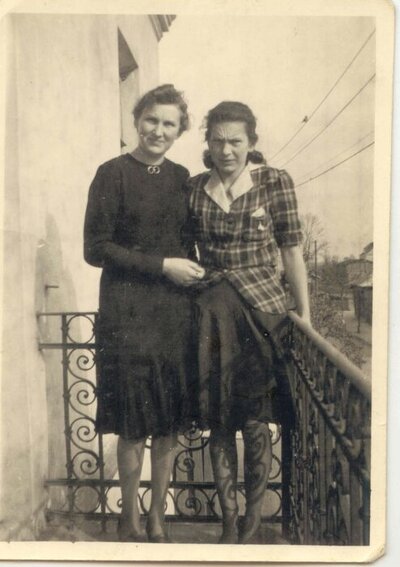 Siostry Barbara i Elżbieta Piotrowskie 1943 r.
