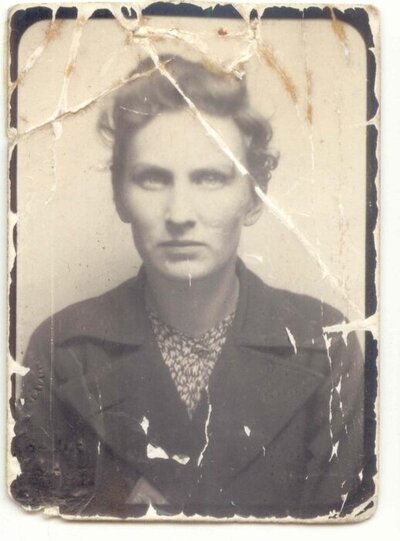 Barbara Piotrowska po Powstaniu Warszawskim, fotografia wykonana do legitymacji obozowej, 1944 r.
