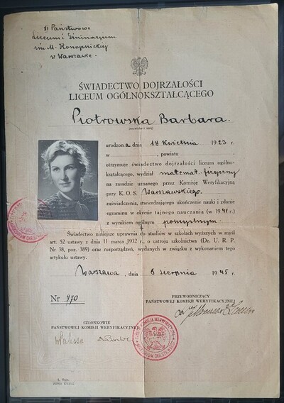 Świadectwo maturalne Barbary Piotrowskiej wystawione w sierpniu 1945 r. na podstawie konspiracyjnej dokumentacji z 1941 r.
