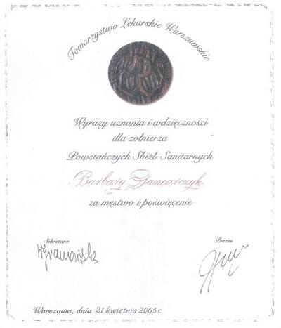Dyplom do medalu Digno Laude (Godnemu Chwały) nadanego Barbarze Gancarczyk w 2005 r. przez Warszawskie Towarzystwo Lekarskie za jej ofiarne działanie w „Powstańczych Służbach Sanitarnych”.