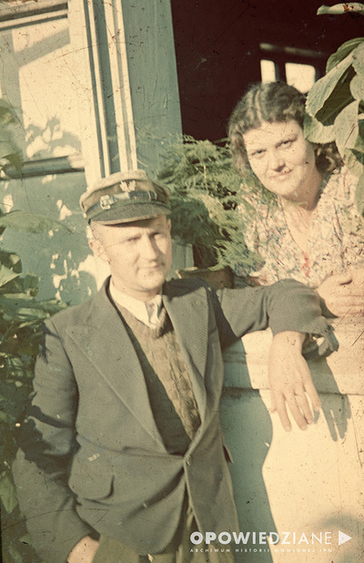 Rodzice Tadeusza Stankiewicza Barbara i Stanisław, leśniczówka Głodno., 1942 lub 1943 r., diapozytyw „Agfa”, zbiory rodzinne