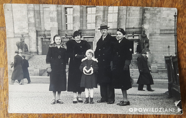 Rodzina Klucków: siostra Aleksandry Barbara, matka Bronisława, Aleksandra, ojciec Ludwik, najstarsza siostra Stefania, Poznań, listopad 1936 r.