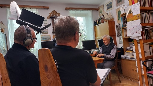 Zdjęcia wykonane Zygmuntowi Walkowskiemu podczas nagrania notacyjnego w jego warszawskim mieszkaniu 9 listopada 2021 r.