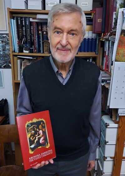 Zygmunt Walkowski prezentuje numer wydawnictwa  „Warszawskie spotkania z Janem III Sobieskim”, w którym został opublikowany jego artykuł z podaniem faktycznej daty wysadzenia przez Niemców w 1944 r. Zamku Królewskiego.