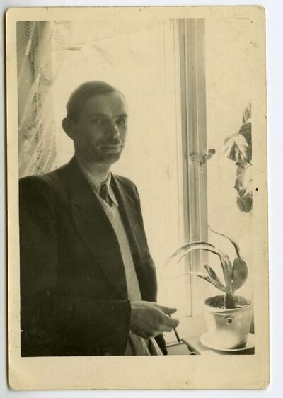 Franciszek Janicki w oknie domu.