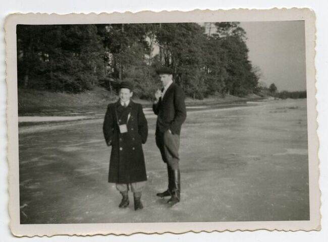 Od lewej: Andrzej Janicki, Franciszek Janicki w starym korycie Wisły, miejscowość Narty koło Puszczy Kampinoskiej.