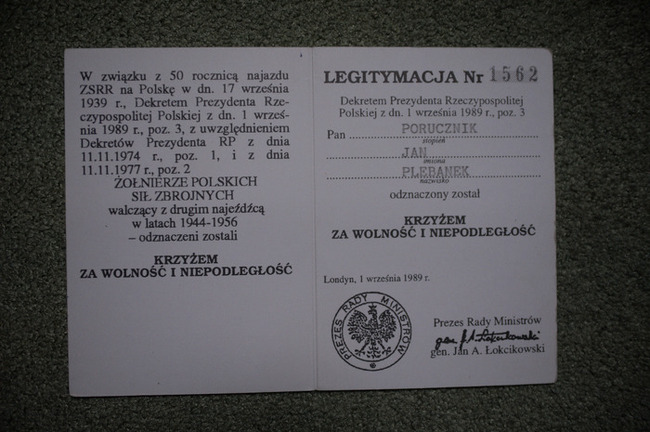 4. legitymacja nadania Krzyża Za Wolność i Niepodległość, fot. Henryk Domagała