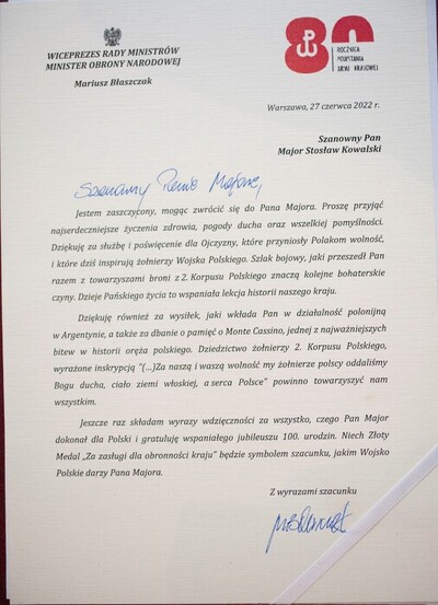 List gratulacyjny do mjr. Stosława Kowalskiego od wicepremiera rządu RP, ministra obrony narodowej Mariusza Błaszczaka z okazji 100. urodzin i przyznania Medalu „Za zasługi dla obronności kraju”, Warszawa 27.06.2022, fot. Henryk Domagała