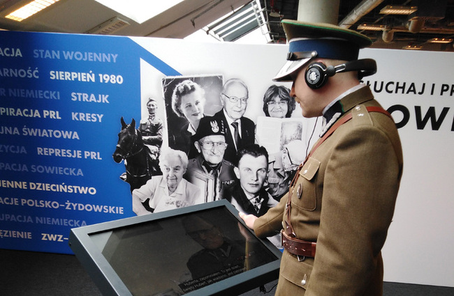 Uczestnik Kongresu odsłuchujący multimedialną aplikację Opowiedziane.