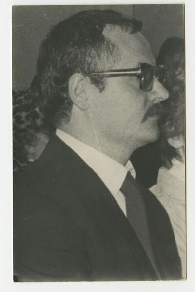 Ukrywający się Zbigniew Bujak.