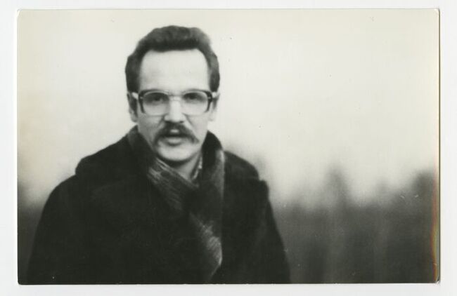 Ukrywający się Zbigniew Bujak.