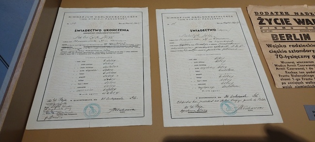 świadectwo ukończenia gimnazjum ogólnokształcącego przez Jerzego Substyka, Quakenbrück (Niemcy), 1946 r., fot. Henryk Domagała