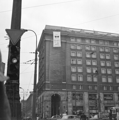 Akcja rozwieszania transparentów na ulicach Warszawy, lata 80.