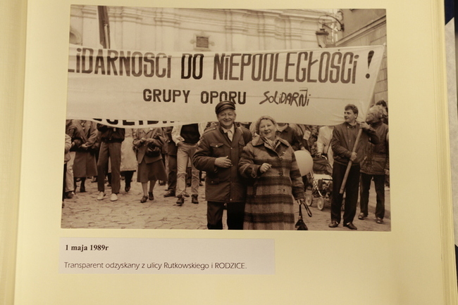 Akcja rozwieszania transparentów na ulicach Warszawy, lata 80.