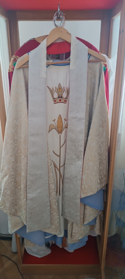 Sutanna należąca do ks. J. Popiełuszki, Ośrodek Dokumentacji Życia i Kultu Błogosławionego Księdza Jerzego Popiełuszki, fot. G. Łeszczyński