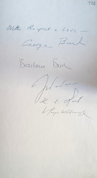 Wpisy do księgi gości odwiedzających grób ks. J. Popiełuszki: wiceprezydent USA George Bush, Ośrodek Dokumentacji Życia i Kultu Błogosławionego Księdza Jerzego Popiełuszki, fot. G. Łeszczyński
