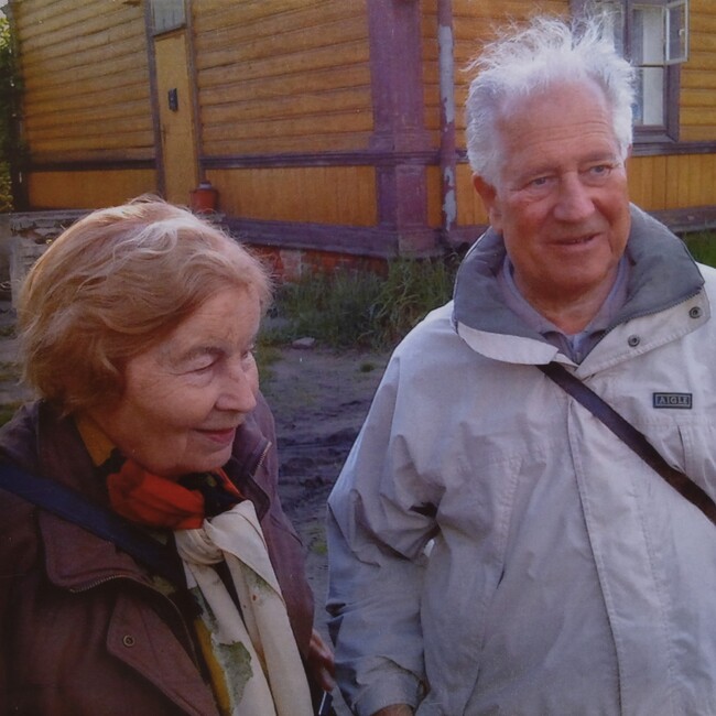 Alicja i Janusz w Falenicy. W tle rodziny dom Alicji.