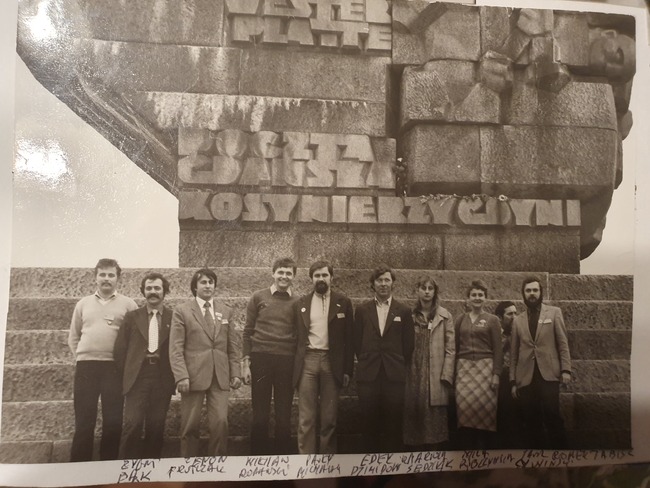 Grupa Delegatów Regionu Pobrzeże na I Krajowy Zjazd "S" w Gdańsku. Grupa pod pomnikiem na Westerplatte. Archiwum Romana Tabisza