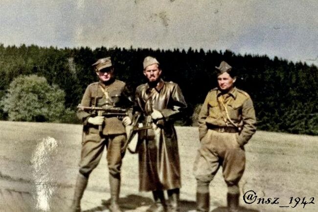 "W miejscowości Otmęt (dziś w granicach Krapkowic) do Brygady Świętokrzyskiej Narodowych Sił Zbrojnych dotarło kilku oficerów i żołnierzy z Pogotowia Akcji Specjalnej V Okręgu Kieleckiego NSZ, m.in.: ppor. Jacek Gumowski ps. „Jacek” i kpt. Tadeusz Rzepecki ps. „Białynia”. a fotografii pierwszy z prawej Jacek Gumowski brat Antoniego , Marii i Ireny. Syn Mariana Brygada Świętokrzyska NSZ. Czechy, marzec 1945 r.