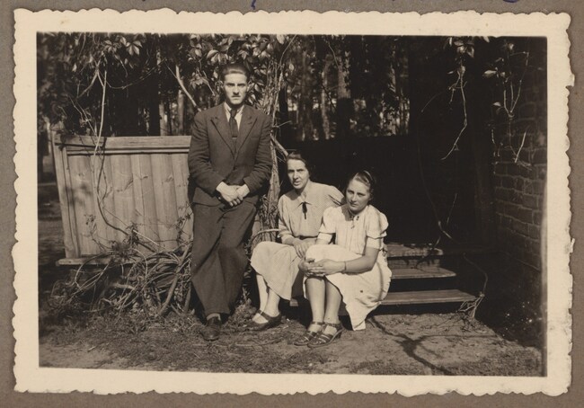 Józefów-1943-_od-lewej_-brat-Jerzy-Zawistowski_-matka-Leonarda-Zawistowska-z-d