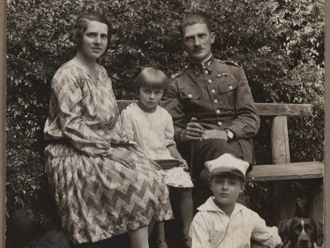 Ostróg-1929-r.-Rodzina-Zawistowskich.Ojciec-ppłk.-Dezyderiusz-Jan-Jerzy-Zawistowski-ps