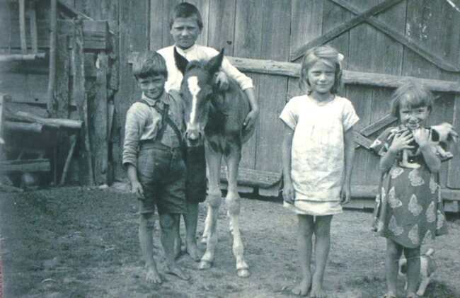 Od lewej: Józef Maliński, Janek, Cecylia, Halina Krawiec, b.d.