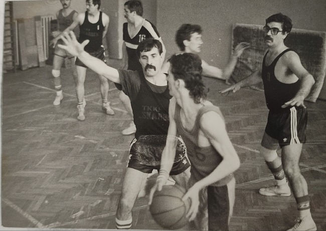 Kazimierz Bodejko (2. z lewej) podczas meczu koszykówki, lata 80. Zbiory Kazimierza Bodejko