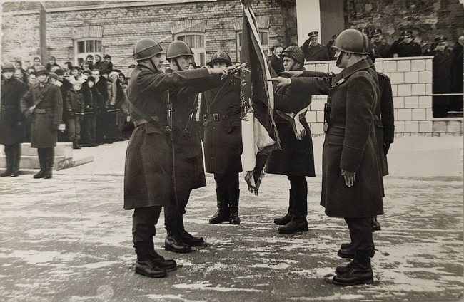 Przysięga żołnierzy LWP w którym służył Kazimierz Bodejko (1. z lewej na pierwszym planie), 1981 r. (?) Zbiory Kazimierza Bodejko