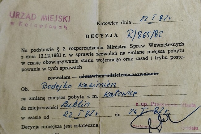 Decyzja Urzędu m. w Katowicach zezwalająca Kazimierzowi Bodejko na wyjazd do rodzinnego Lublina, 22.01.1982, fot. Grzegorz Czerniak