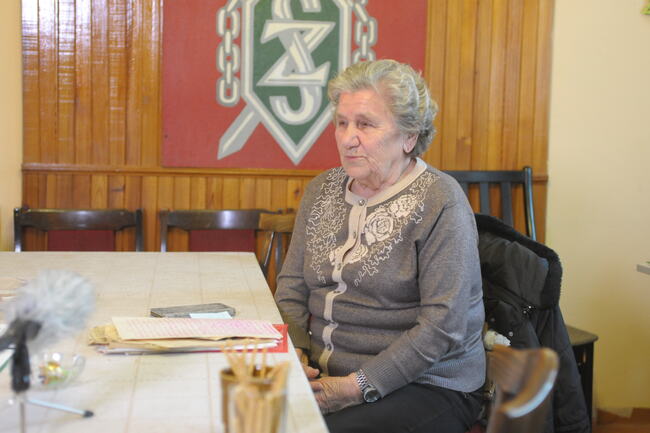 Teodozja Błażusiak podczas nagrania w siedzibie Zarządu Związku Sybiraków Koło w Legnicy.