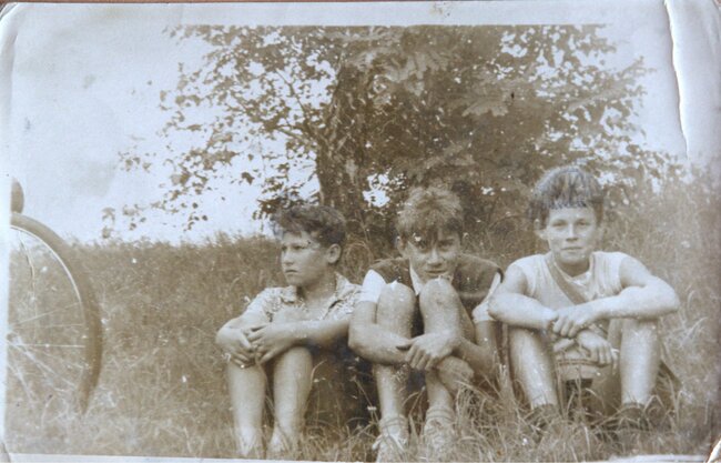 Zdj. z dzieciństwa. Wojciech Myślecki 1. z lewej.