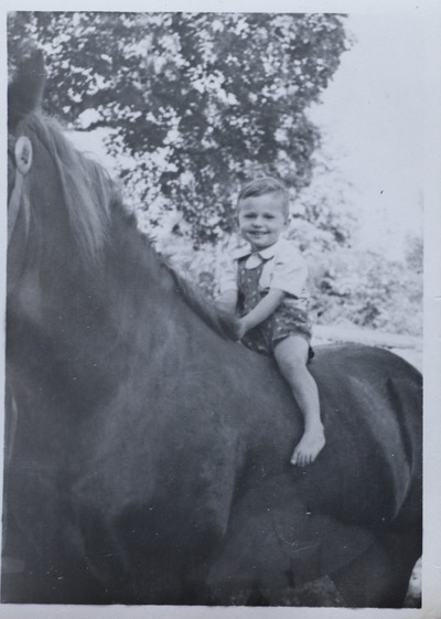 Jako dziecko na koniu.