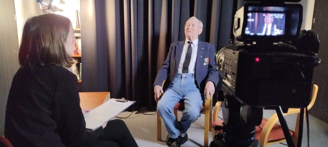 Roman Lipiec podczas nagrania notacji w Centrali IPN w Warszawie, 05.12.2022 r.