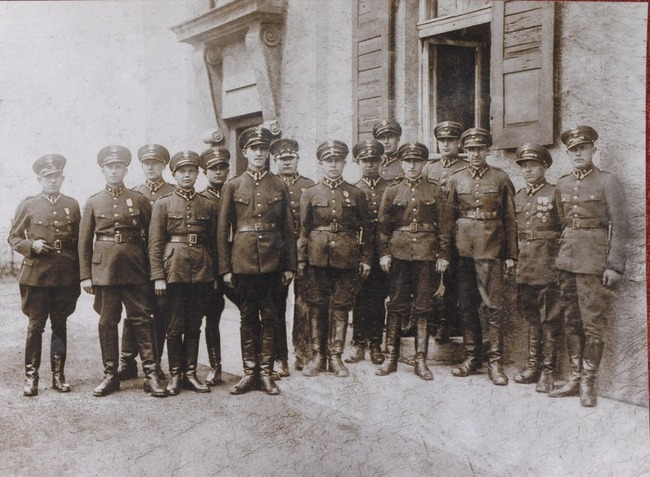 Funkcjonariusze Straży Granicznej - formacji, w której służył Michał Szudrowicz, ojciec p. Stanisława. Ruda Śląska, 1938 r. Zbiory Stanisława Szudrowicza