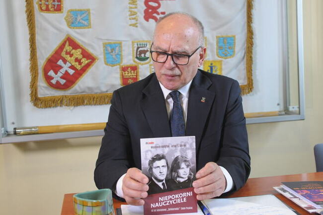 Wojciech Książek prezentuje publikację swojego współautorstwa.